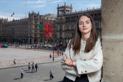 Tania Larios en el balcón de su oficina, en Ciudad de México.