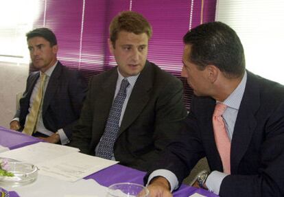 Carlos Suárez, presidente del Valladolid, en el centro de la imagen.