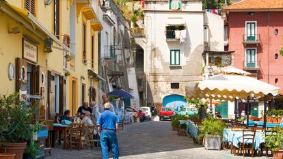 La terraza de una cafetería en Sorrento, cerca de Nápoles, Italia.
