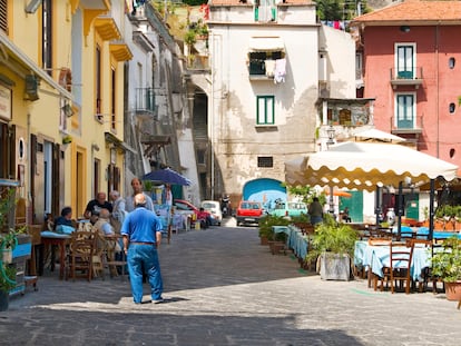 La terraza de una cafetería en Sorrento, cerca de Nápoles, Italia.
