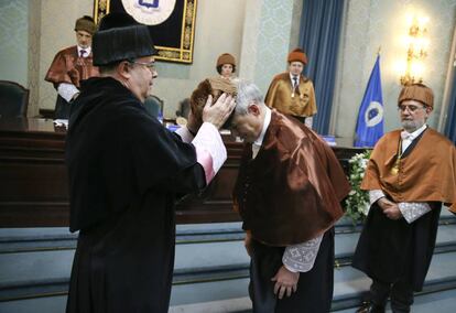 Ángel Cabrera es investido Doctor Honoris Causa por el rector de la UPM, Guillermo Cisneros.