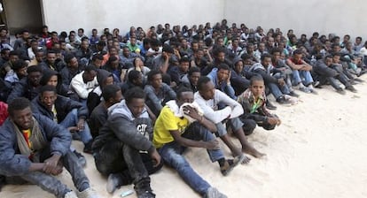 Centenares de inmigrantes ilegales en el centro de Zawiya en Libia. 