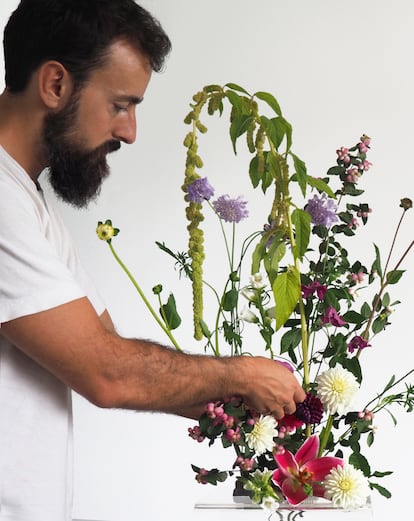 Mario Molina, de Metatopy, un nuevo concepto de floristería inaugurado en el madrileño Mercado de San Antón.