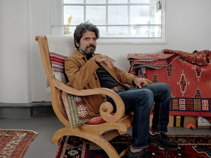 El pensador Pankaj Mishra, en el luminoso salón de su casa londinense. 
