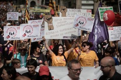 Participantes en la manifestación del Primero de Mayo por el centro de Barcelona.
