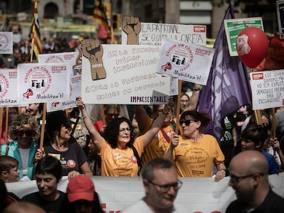 Participantes en la manifestación del Primero de Mayo por el centro de Barcelona.