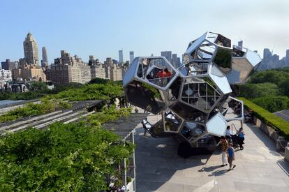 Instalación de Tomás Saraceno en la azotea del Metropolitan.