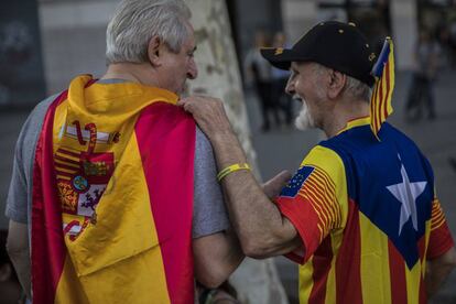 Un hombre con la bandera de España y otro con una estelada, el 12 de octubre en Barcelona.