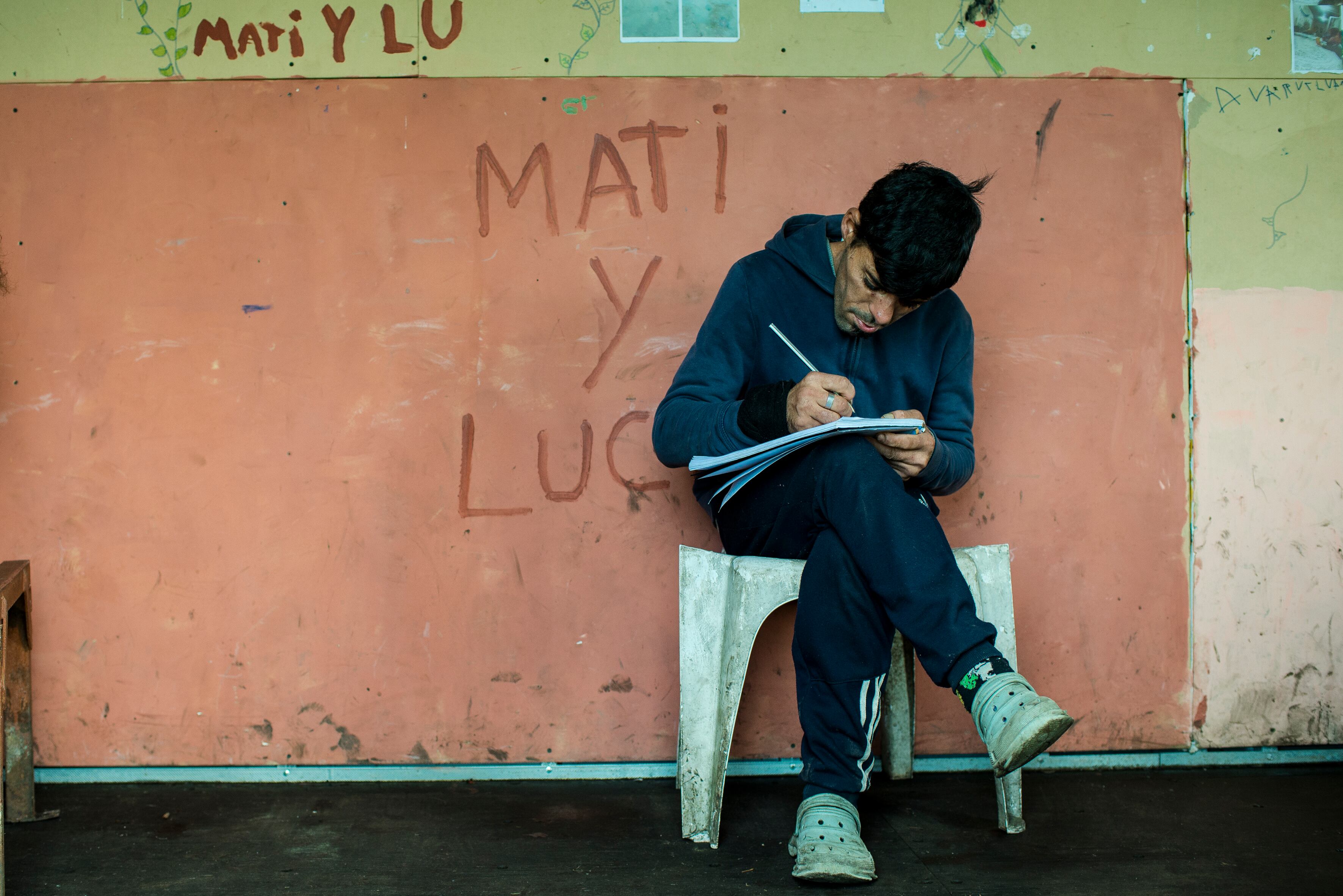 Alfredo Méndez escribe durante una actividad de apoyo escolar.