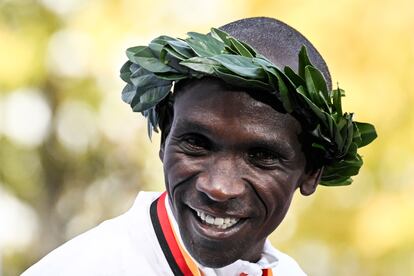 Eliud Kipchoge, coronado este domingo como ganador del maratón de Berlín con el récord en la distancia.