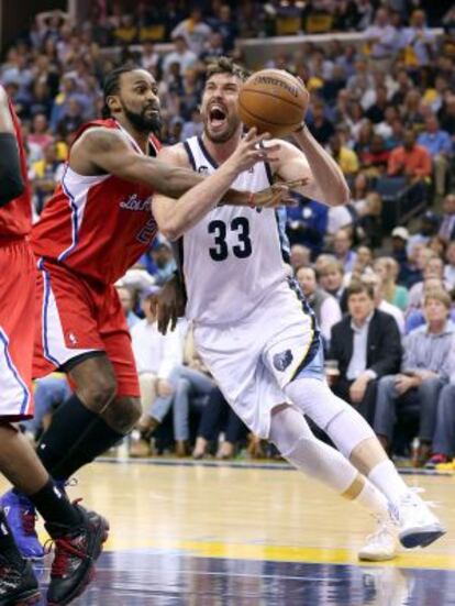 Marc Gasol entra a canasta ante un rival de los Clippers.