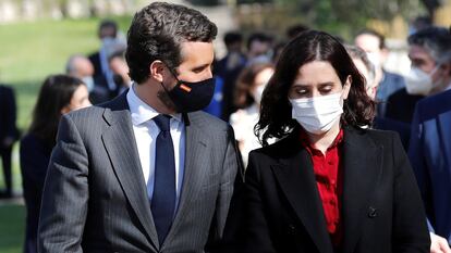 El líder del PP, Pablo Casado, conversa con la presidenta de la Comunidad de Madrid, Isabel Díaz Ayuso, en el acto de Estado de reconocimiento y memoria a todas las víctimas del terrorismo celebrado el pasado jueves en los jardines del Palacio Real, en Madrid.