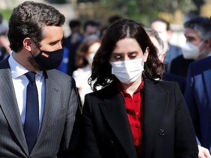 Pablo Casado conversa con Isabel Díaz Ayuso, este jueves en Madrid.