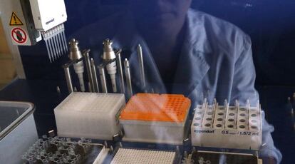 Una técnico utiliza un robot en el Servicio de Genómica y Secuenciación Masiva del Centro de Biología Molecular Severo Ochoa, del CSIC, en Madrid.