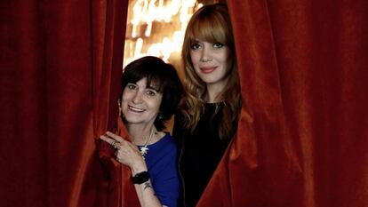 Rosa Montero y Paula Bonet en el Café Comercial en Madrid.