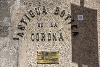 El r&oacute;tulo de la antigua farmacia La Botica de la Corona, en la calle Cignas con Ataulf, en Barcelona. 