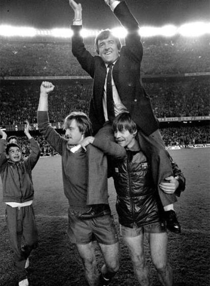 Un joven Guardiola, a la izquierda, con Clos, Migueli y Venables, a hombros, en el Camp Nou en 1986.