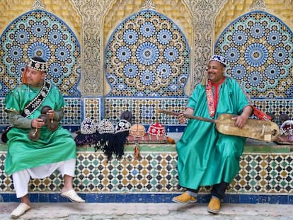 Dos músicos con instrumentos tradicionales en la Kasbah de Tánger (Marruecos).