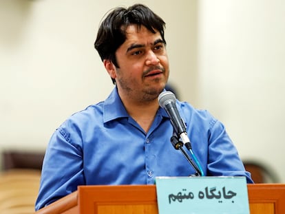 El activista iraní Ruhollah Zam, en una de las sesiones del juicio en que fue condenado a muerte.
