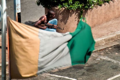 Un miliciano pro-Gbagbo se atrinchera en una calle de Abiyán.