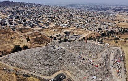 Chimalhuacán es uno de los municipios más poblados del país, con 705.000 habitantes; unos 5.000 viven en Escalerillas y trabajan principalmente en el basurero, donde diariamente son vertidas 12.000 toneladas de desechos.