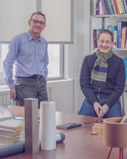 Peter St John (à esquerda) e Adam Caruso em seu escritório