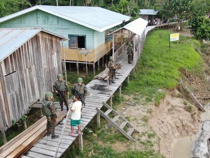 Un equipo de rescate encargado de localizar al periodista y el indigenista entrevista a los residentes de la comunidad de Sao Gabriel, a orillas del río Javari.