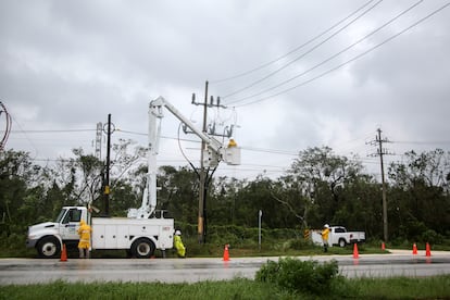 Trabajadores de la Comisión Federal de Electricidad buscan restaurar el servicio eléctrico en Akumal (Quintana Roo), en octubre de 2020.