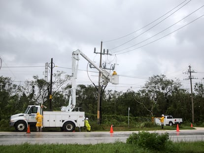 Trabajadores de la Comisión Federal de Electricidad buscan restaurar el servicio eléctrico en Akumal (Quintana Roo), en octubre de 2020.