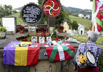 Acto en el cementerio de Zarautz en recuerdo de los fusilados. 