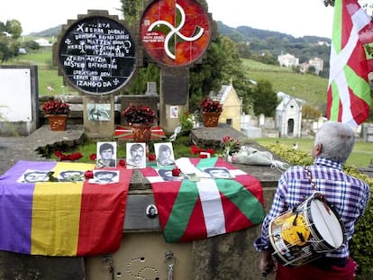 Acto en el cementerio de Zarautz en recuerdo de los fusilados. 