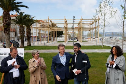 El presidente de la Xunta, Alberto Núñez Feijóo (en el centro) tras la visita a las nuevas actuaciones en la fachada marítima de la localidad, este miércoles en la Ría de Muros y Noia en la localidad coruñesa de Porto do Son.