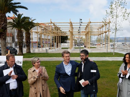 El presidente de la Xunta, Alberto Núñez Feijóo (en el centro) tras la visita a las nuevas actuaciones en la fachada marítima de la localidad, este miércoles en la Ría de Muros y Noia en la localidad coruñesa de Porto do Son.