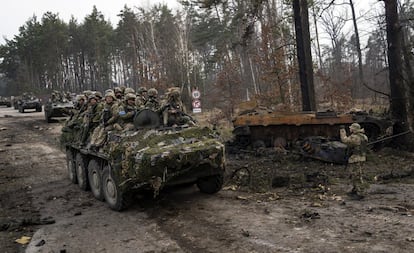 Soldados ucranios junto a vehículos blindados rusos destruidos en las afueras de Kiev. El ministro de Exteriores ruso, Serguéi Lavrov, agradeció este viernes a la India su postura neutral en el conflicto de Ucrania en una reunión que mantuvo con su homólogo indio, Subrahmanyam Jaishankar, con motivo de su visita oficial de dos días a Nueva Delhi.