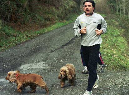 José María Aznar haciendo <i>footing</i> en Baqueira Beret un día de las navidades de 2000 en que la nieve era demasiado escasa para esquiar.