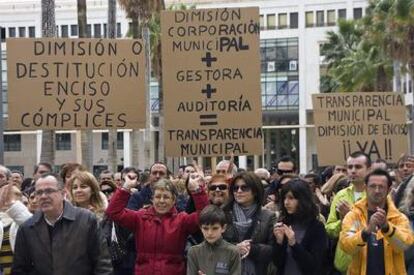 Vecinos de El Ejido en la concentración celebrada ayer en la Plaza Mayor.