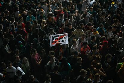 La respuesta a la sentencia del 'procés', con penas de entre 9 y 13 años para los líderes independentistas, ha generado diversas protestas en Cataluña, con el epicentro en Barcelona. Los manifestantes se han concentrado este lunes en el aeropuerto de El Prat, con la intención de colapsar la infraestructura.