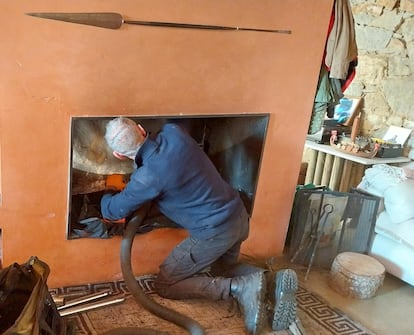 El deshollinador Joan Molist trabajando en una casa de Viladrau.