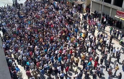 Imagen de una manifestación antigubernamental tomada con un teléfono móvil en la ciudad costera de Banias.