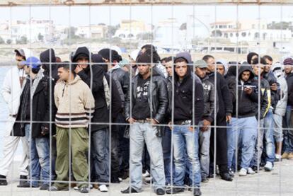 Decenas de refugiados tunecinos en la isla italiana de Lampedusa, ayer.