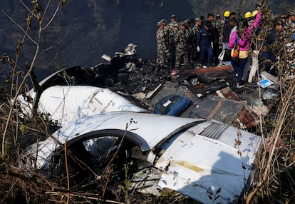 Restos del fuselaje del avión siniestrado, este domingo.