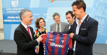 El jugador Txema Añibarro entrega la camiseta del Eibar al lehendakari este martes en Vitoria.