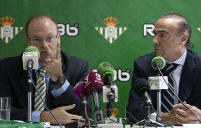 Luis Oliver y Pepe Mel, durante la presentación del segundo como nuevo entrenador.