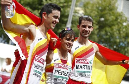 De derecha a izquierda, Álvaro Martín, medalla de oro en 20km, María Pérez, oro femenino, y Diego García, plata masculina, este sábado en Berlín.