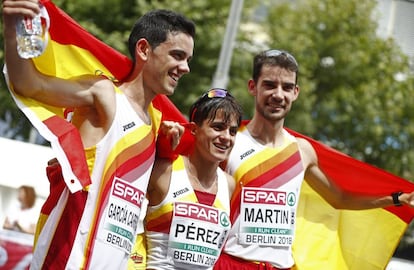 De derecha a izquierda, Álvaro Martín, medalla de oro en 20km, María Pérez, oro femenino, y Diego García, plata masculina, este sábado en Berlín.