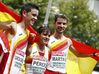 De derecha a izquierda, Álvaro Martín, medalla de oro en 20km, María Pérez, oro femenino, y Diego García, plata masculina, este sábado en Berlín.