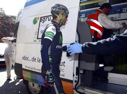 Valverde, atendido por las asistencias médicas tras la caída.