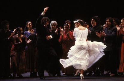  Antonio Gades y Stella Arauzo bailan &#039;Fuego&#039; en su estreno en el teatro de Ch&acirc;telet de Par&iacute;s en enero de 1989.