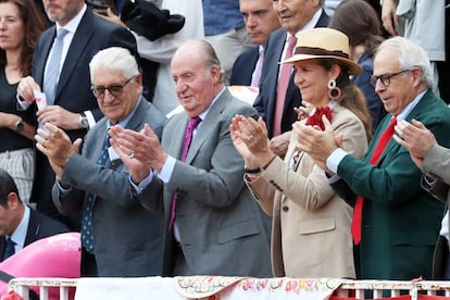 El rey emérito y su hija, la infanta Elena de Borbón, en la plaza de toros de Las Ventas de Madrid durante la Feria de San Isidro, en mayo de 2019.