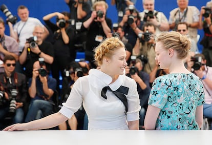 Las actrices rumanas Malina Manovici (i) y Maria Dragus, posan durante el pase gráfico de la película Bacalaureat' en Cannes, el 19 de mayo de 2016.